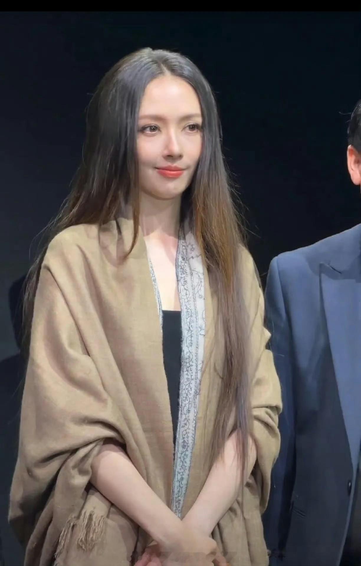郭碧婷太疲惫了，头顶一片白发，眼神充满疲惫，感觉整个人下一秒就要睡着。