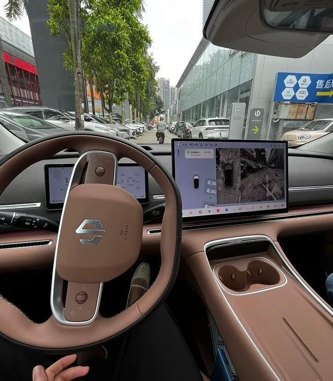 去试驾了2027款零跑C11纯电版，最直接的感受就是，这底盘质感哪像是15万左右
