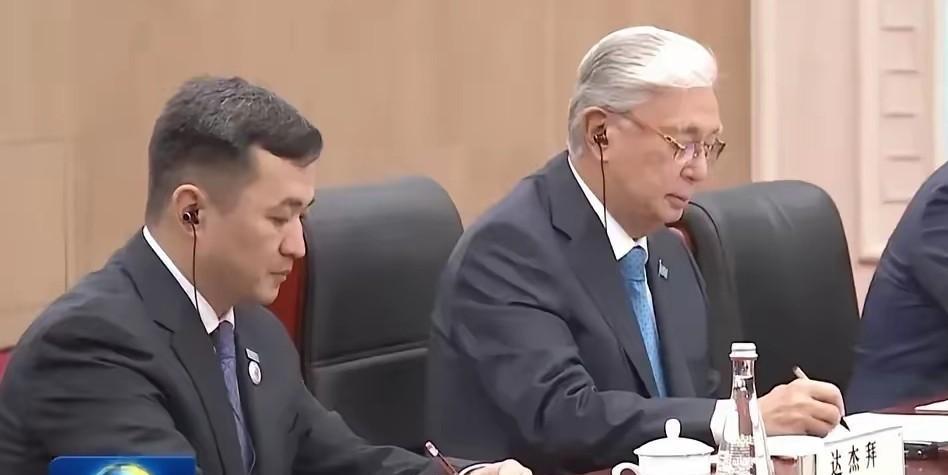国产矿泉水，服务上合！一般在上合这种国际活动中，饮用水基本都选用国际大牌。一是
