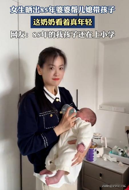 这婆婆火了！安徽，一女子抱着娃在喂奶，本以为她是孩子妈妈，可万万没想到，她竟然是