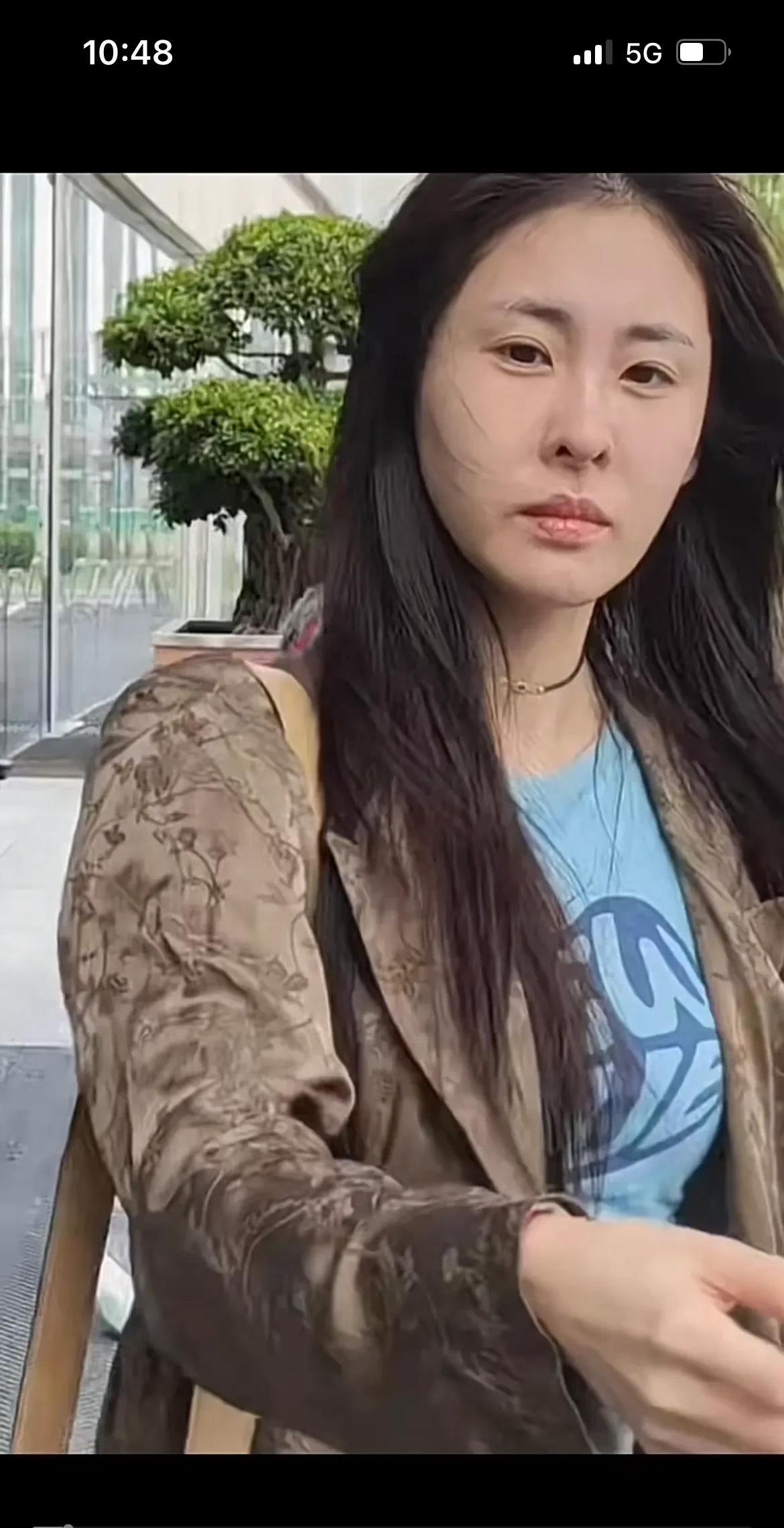 全程黑脸，不知道你们追这种星，有什么意义，一副高高在上的表情，压根就不尊重粉丝。