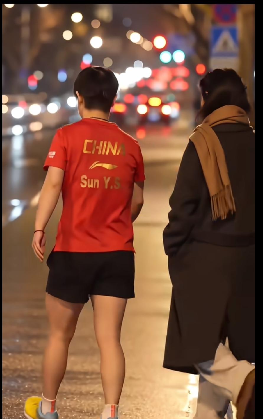 《谁懂啊，这牵手的背影也太戳人了》刷到这组视频，瞬间被暖到了。夜晚的街道
