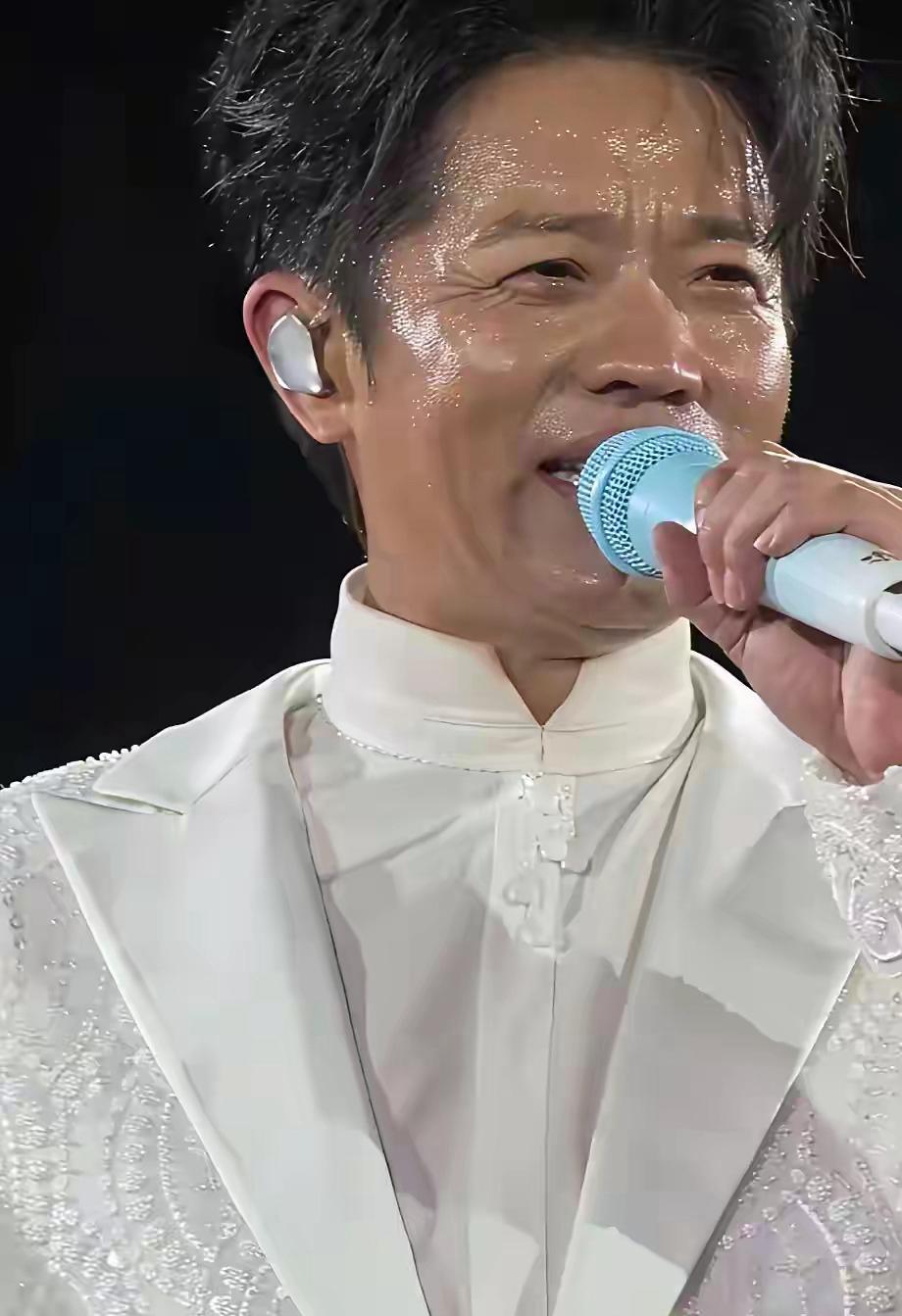 玲花：这长沙的天是蒸笼吧？厚外套捂一小时，我这妆全花了，眼线都快流到下巴了。