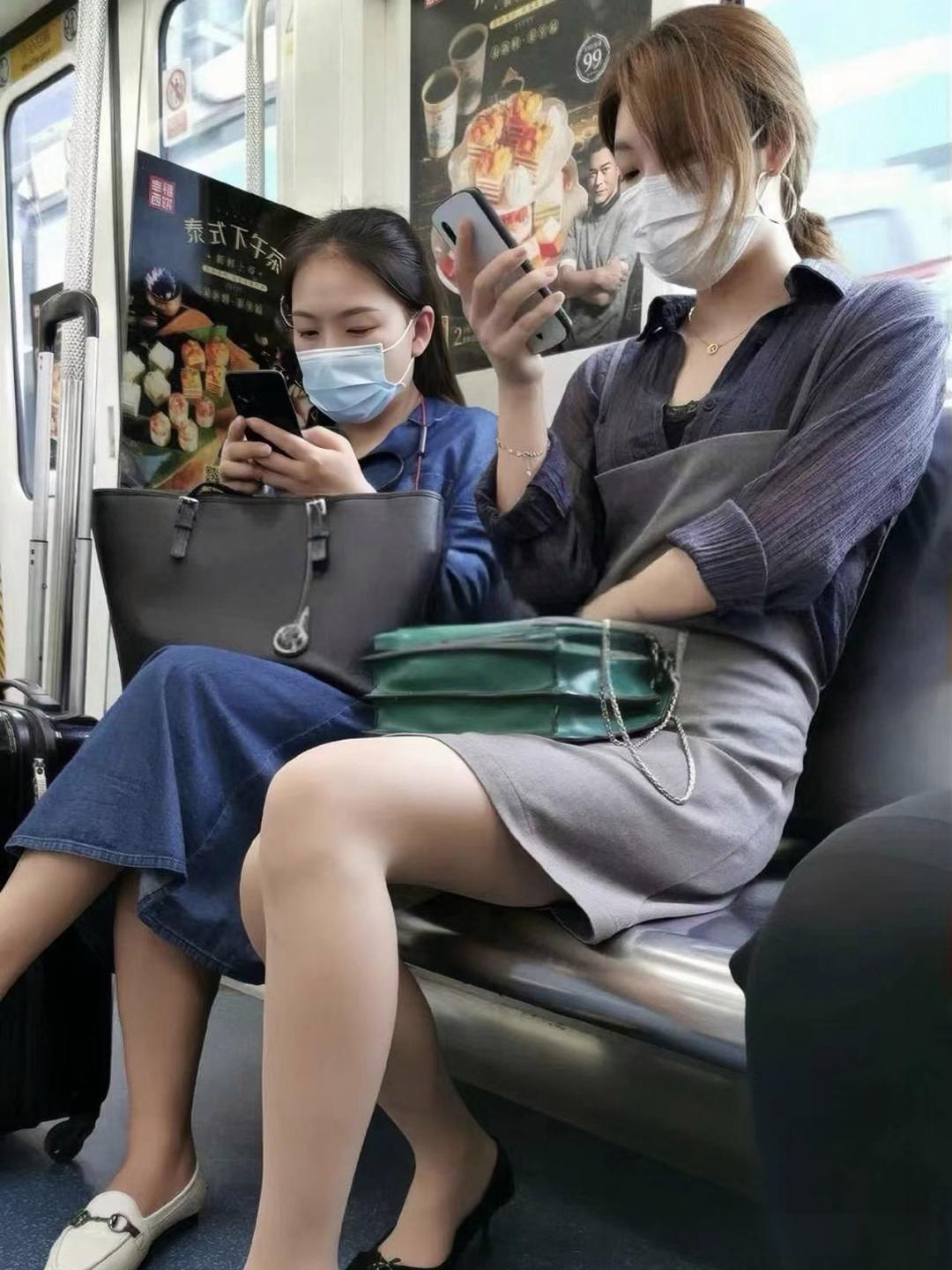 这两人是同事吗