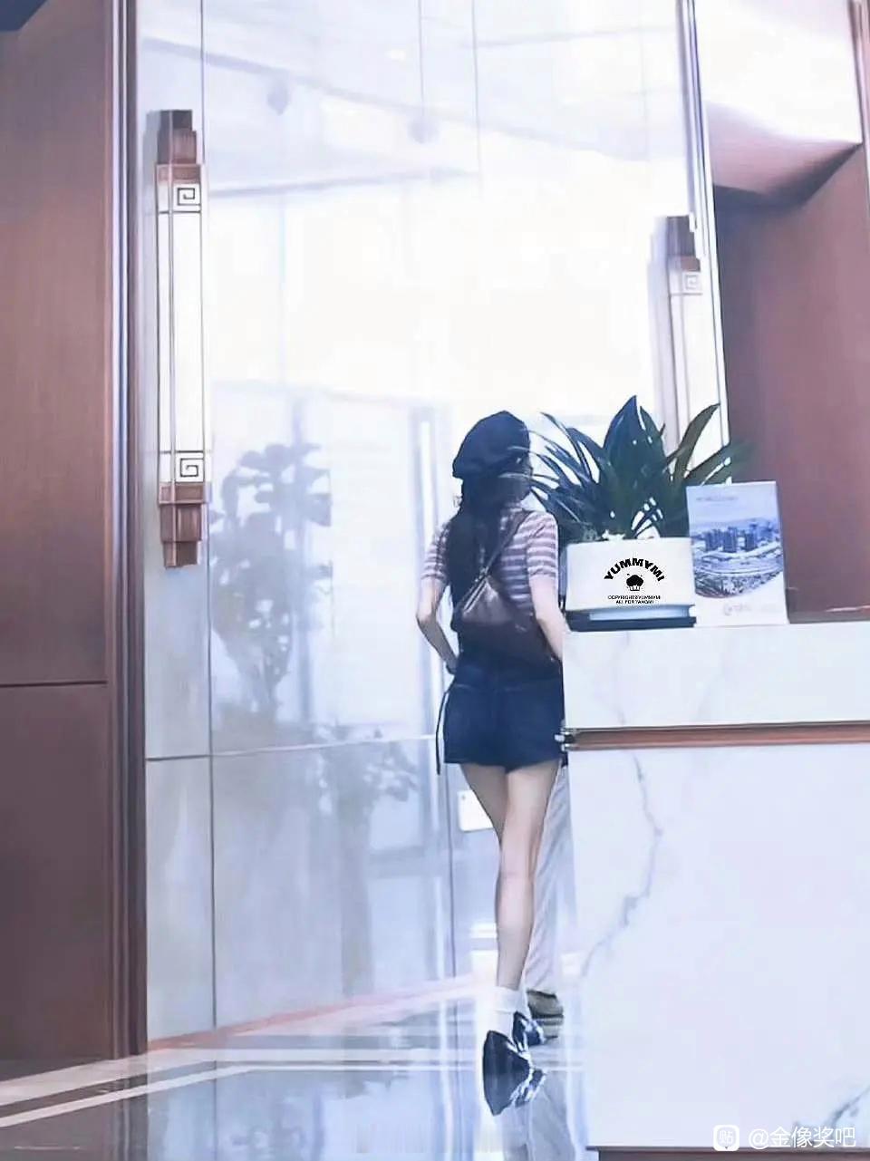 杨幂是明星中的明星真身材太好了，自带少女感带货能力很强，商业价值高