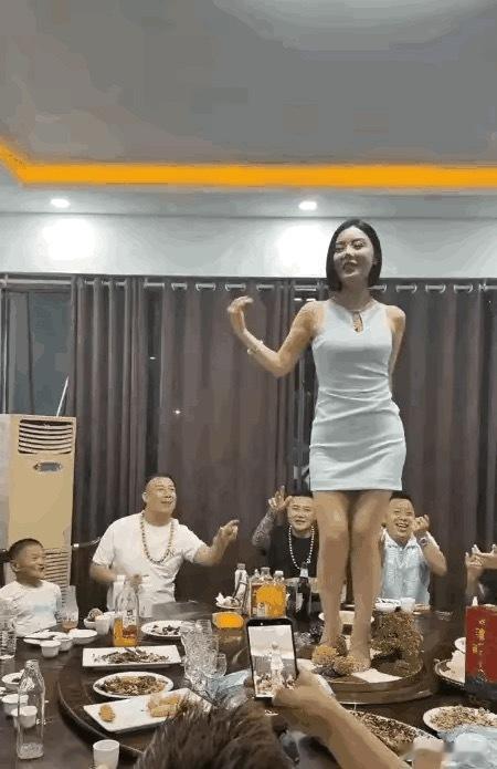 很多人看不起桌子上跳舞的那个刘娇娇！很离谱，人家是网红，人家赚到钱了，人家不需要