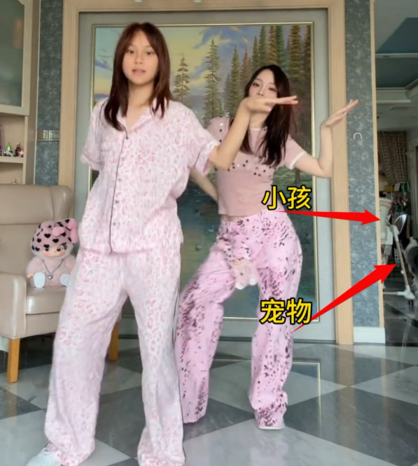李小璐儿子疑曝光，甜馨有弟弟了？时间过得真快，贾乃亮李小璐离婚时，甜馨才7岁。没
