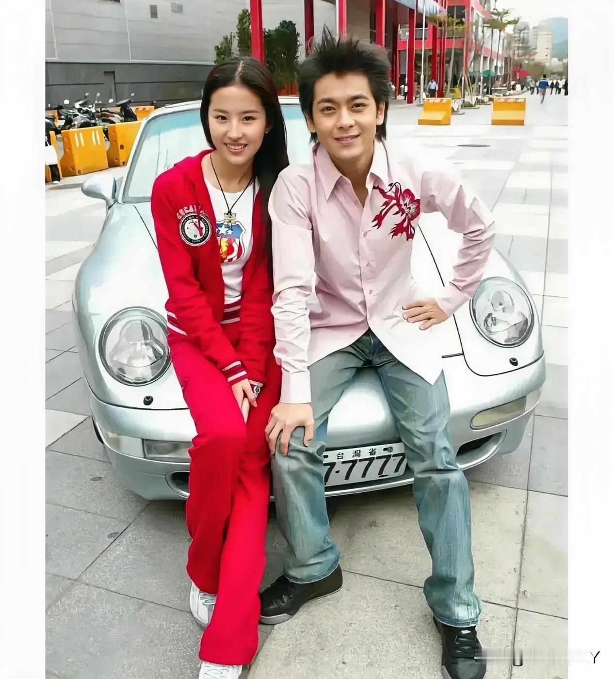 这是2004年，刘亦菲与林志颖坐在一辆车头上的合影，那时神仙姐姐17岁，美若天仙