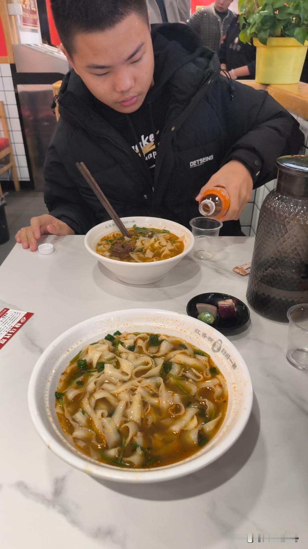 这碗油泼面直接香到跺脚！今天和儿子去面馆直接看傻眼！这碗比脸还大的油泼面端上