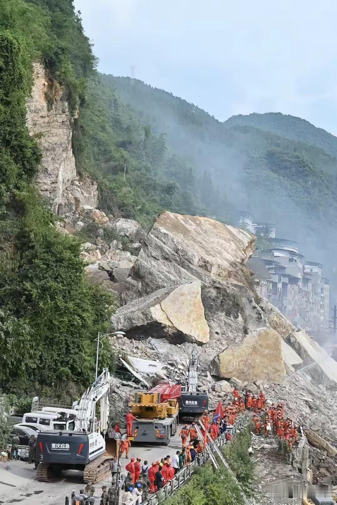 重庆彭水这次山体崩塌，地质专家组组长黎力面对镜头，只说了一句：“这次崩塌，隐蔽性