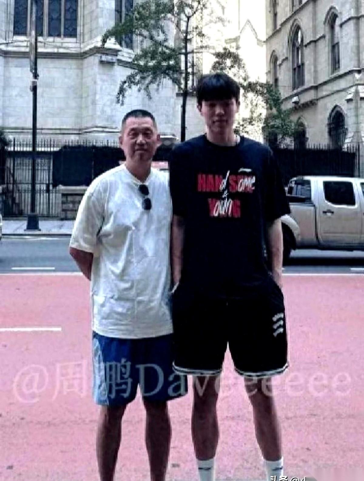 一个57岁的山东淄博老电工，骑着小电动车，硬是把亲儿子送到了NBA选秀首轮第16