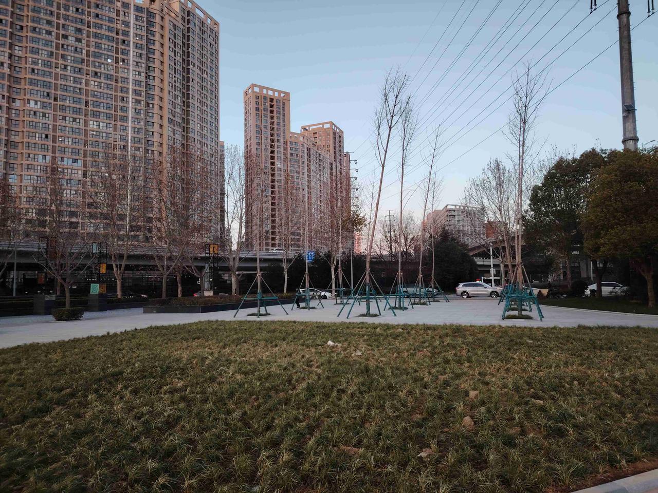 有位语文老师上课的时候，用课本轻轻捅了下打瞌睡的学生。学生回家后称老师打了他，家