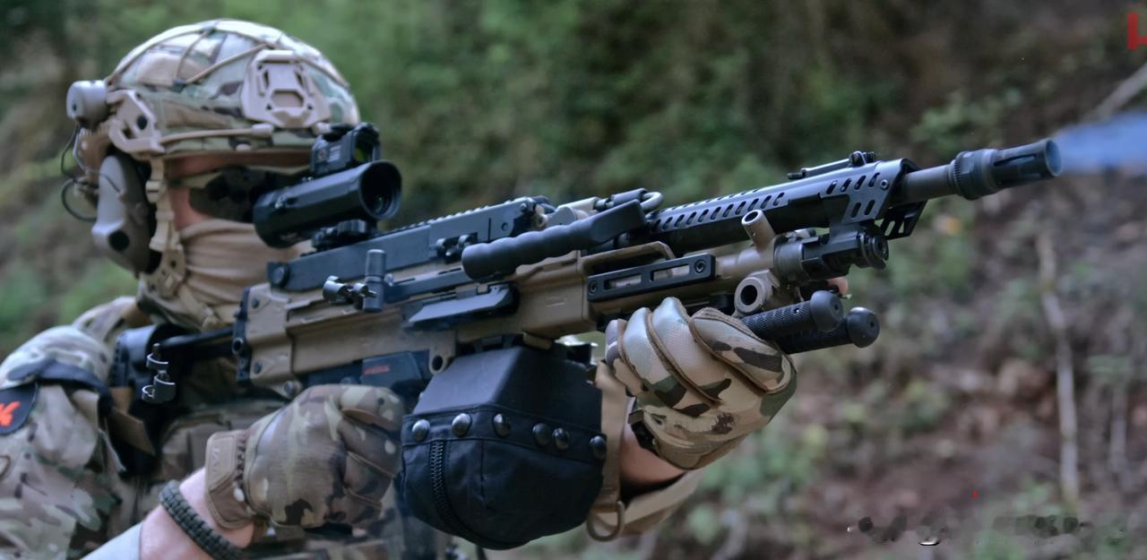 武器装备这把枪确实是高颜值。HK421:
