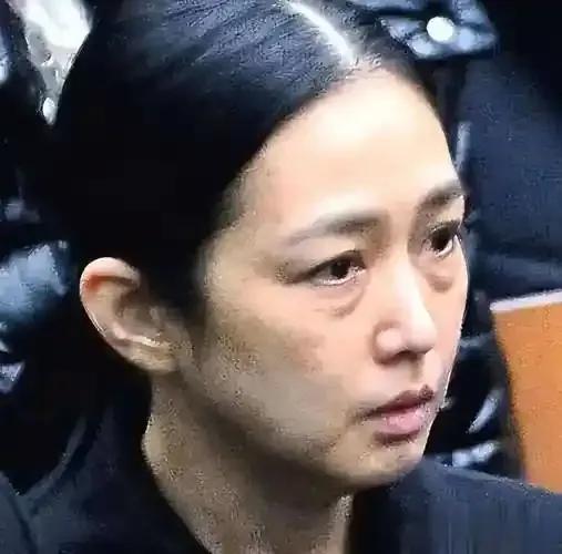 近日有媒体拍到刘德华妻子朱丽倩现身超市购物，60岁的她状态好得出人意料，头发乌黑
