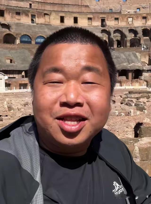 咋感觉网红只要一大火就会出事。蓝战非被封早晚的事。​​大环境不好，干实体的都