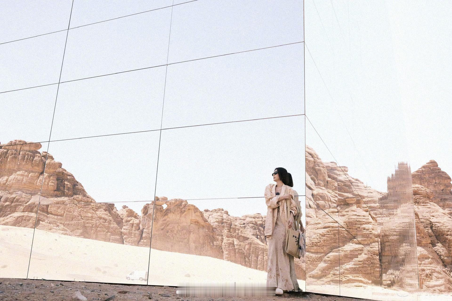 秦岚沙特风穿搭组图