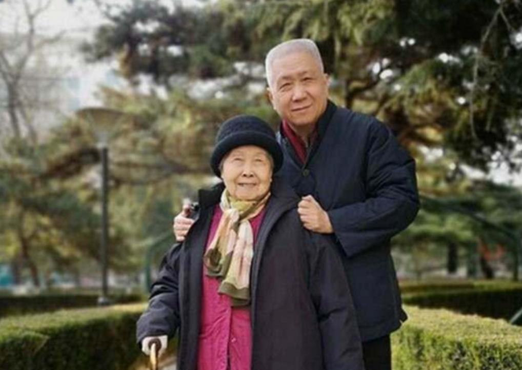 一次，主持人问马未都：“你身价至少100亿，你的母亲肯定为你感到骄傲自豪。”马未