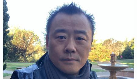 周立波美国豪宅养老实录：58岁瘦成纸片人，曾靠嘴皮子封神，如今被全网追着骂“活该