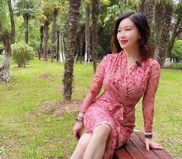 见朋友，穿我最喜欢的粉色连衣裙[比心][比心]