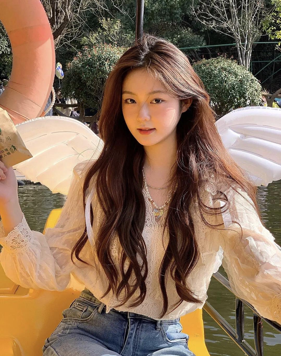 仙气飘飘的少女，坐上热气球，享受美好时光！🌟💕