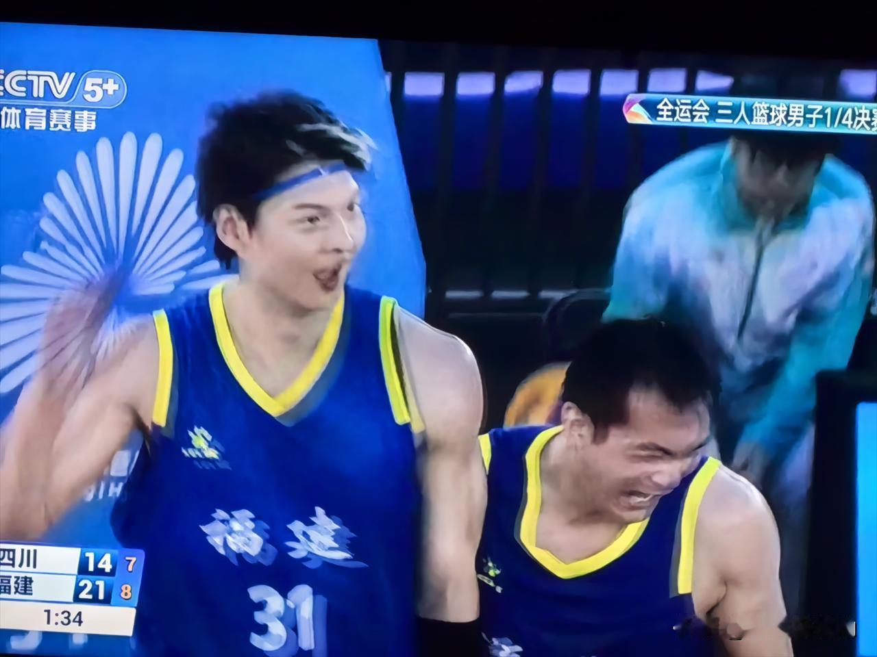 你看过三人篮球吗？我还没看懂呢，比赛打完了。王哲林厉害了！我没看过几场三人篮球