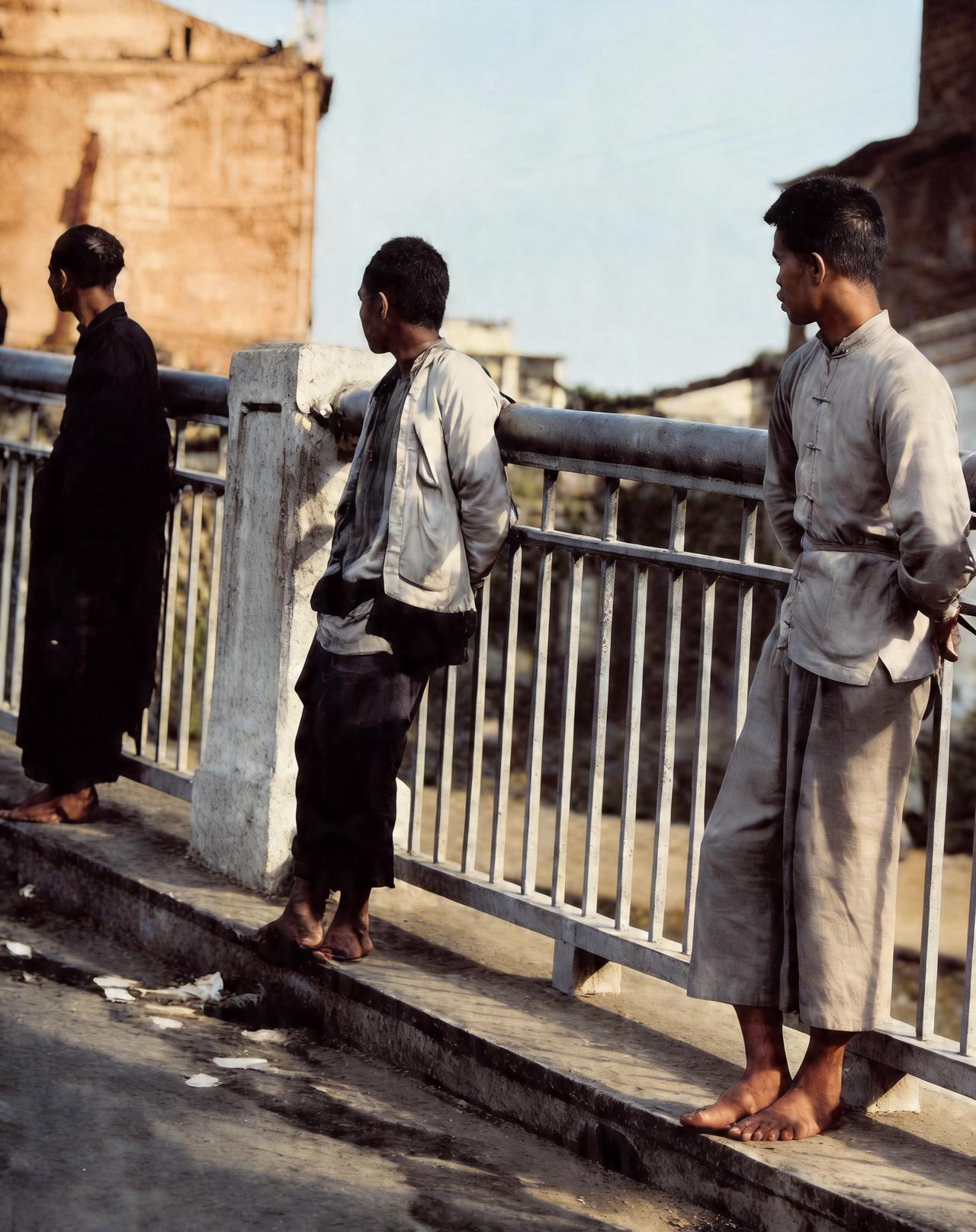 这是一九三七年十二月，日寇侵占南京后，将南京城中的无辜市民捆绑在道路上的栏杆上。