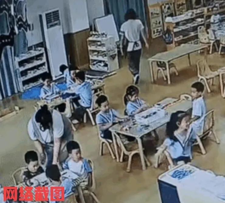 山东青岛有幼儿园女老师正在上课。只是此刻女老师怀有身孕，站着给孩子们上课，这