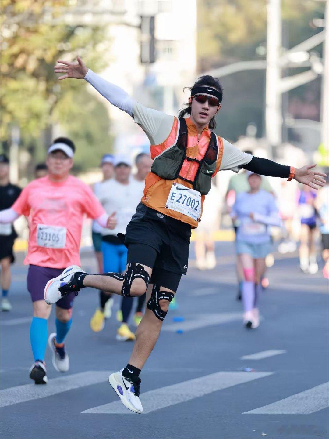 此沙完成42公里马拉松此沙马拉松挑战成功，毅力满分！别人跑马拉松，如此的轻松跑