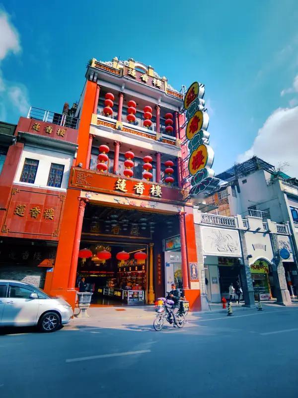 广府人成为广东人代表，有不少原因。广东汉族主要分广府、客家、潮汕三个民系，广府人