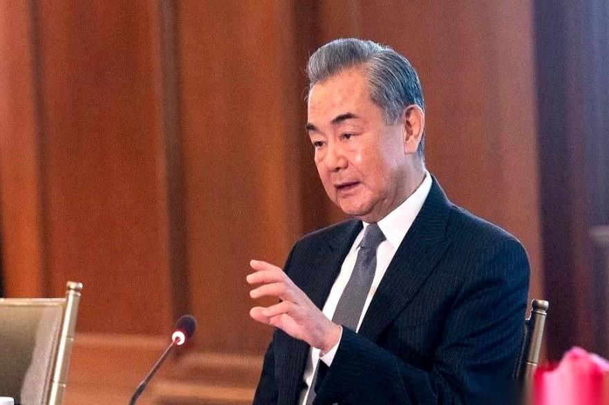 那场在哥本哈根的会谈，气氛有点不对劲。灯光雪亮，桌上的矿泉水瓶泛着冷光。欧洲那