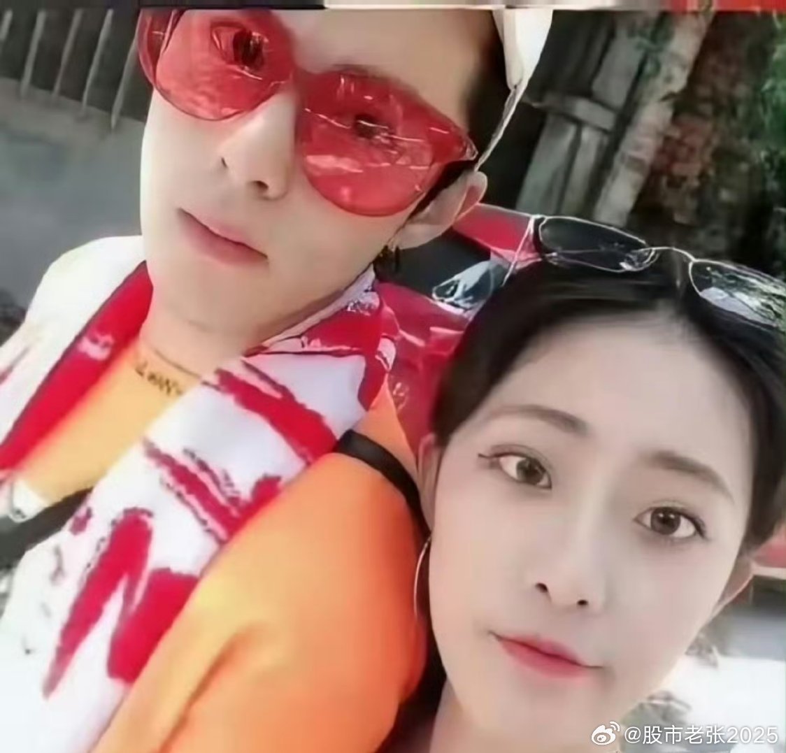 刘大锤聊王鹤棣与十年女友近况娱乐圈又迎来一波“地震级”爆料。知名狗仔刘大锤在直播