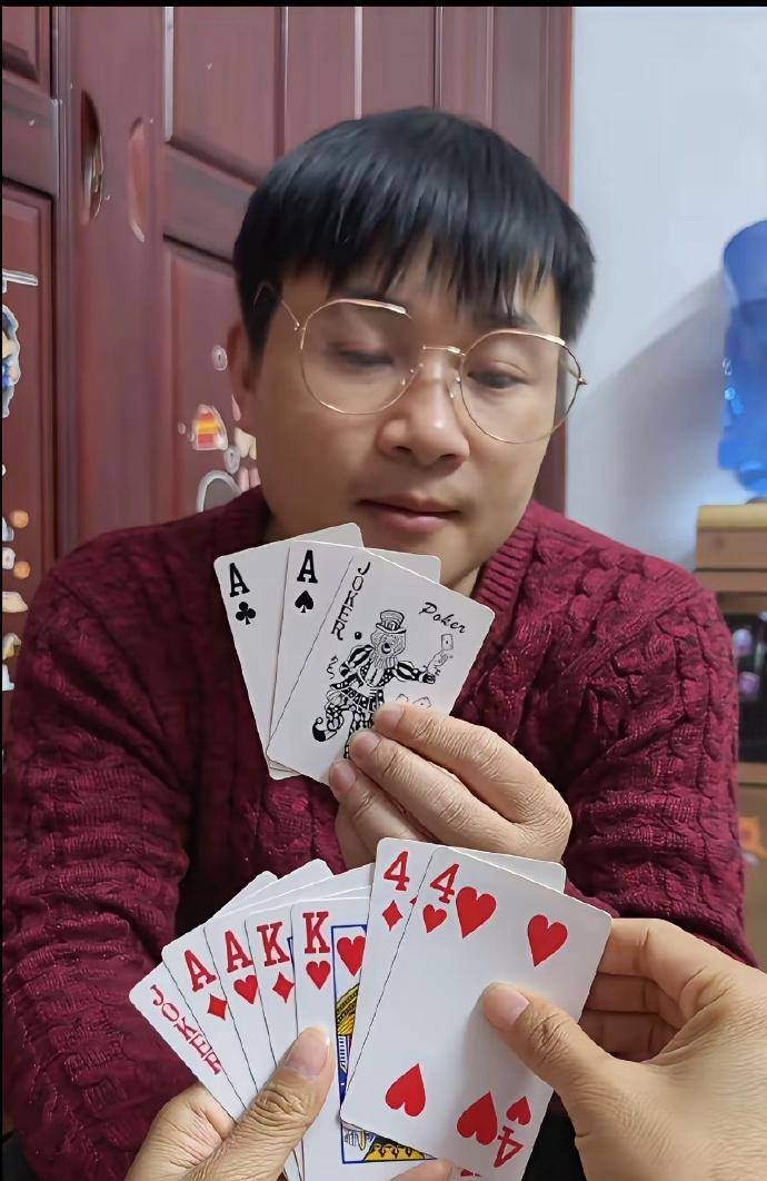 这局扑克牌残局，各种出牌套路全都试过了，怎么打都是必输！上家手握大王+双A