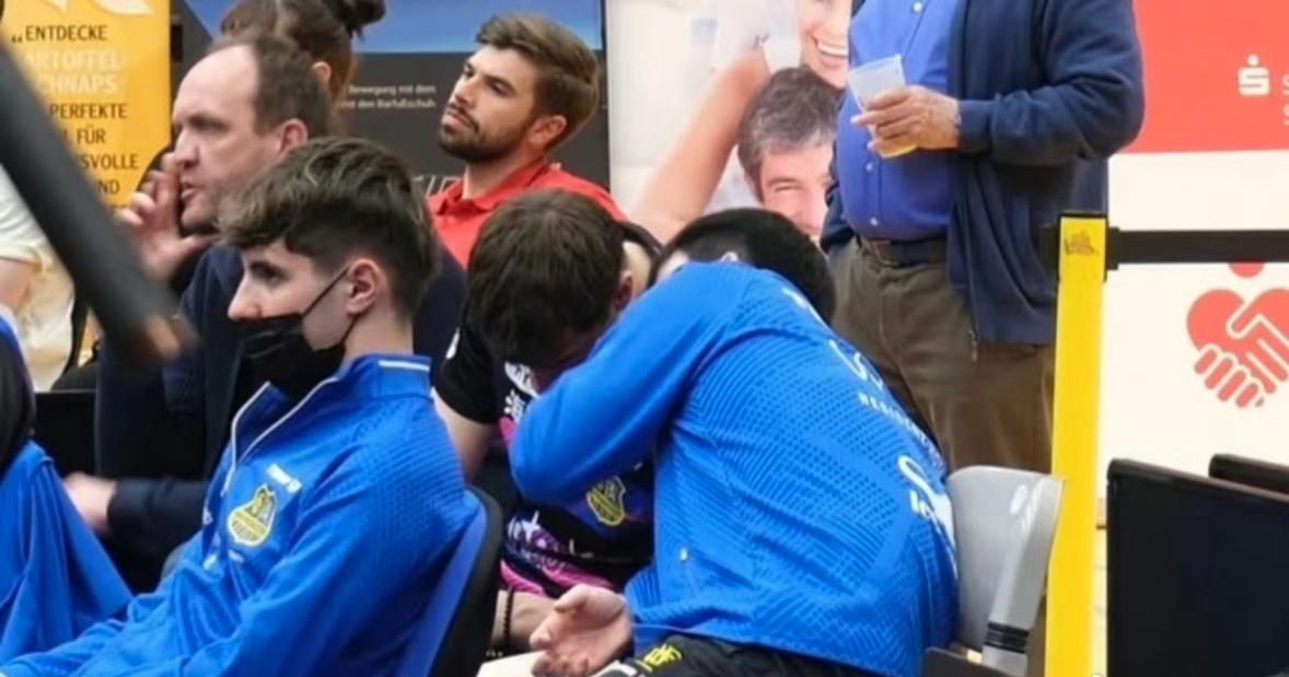 樊振东与队长亲昵的一幕，2张写满友谊与不舍的照片，这是樊振东与队长窃窃私语的一