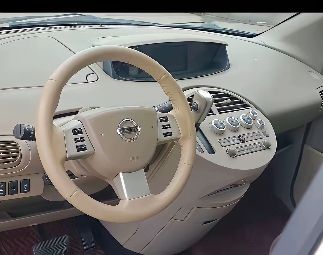 我敢说，八成的人都不晓得这是啥车子。当年这车子那叫一个火呀，据说都能跟丰田埃尔法