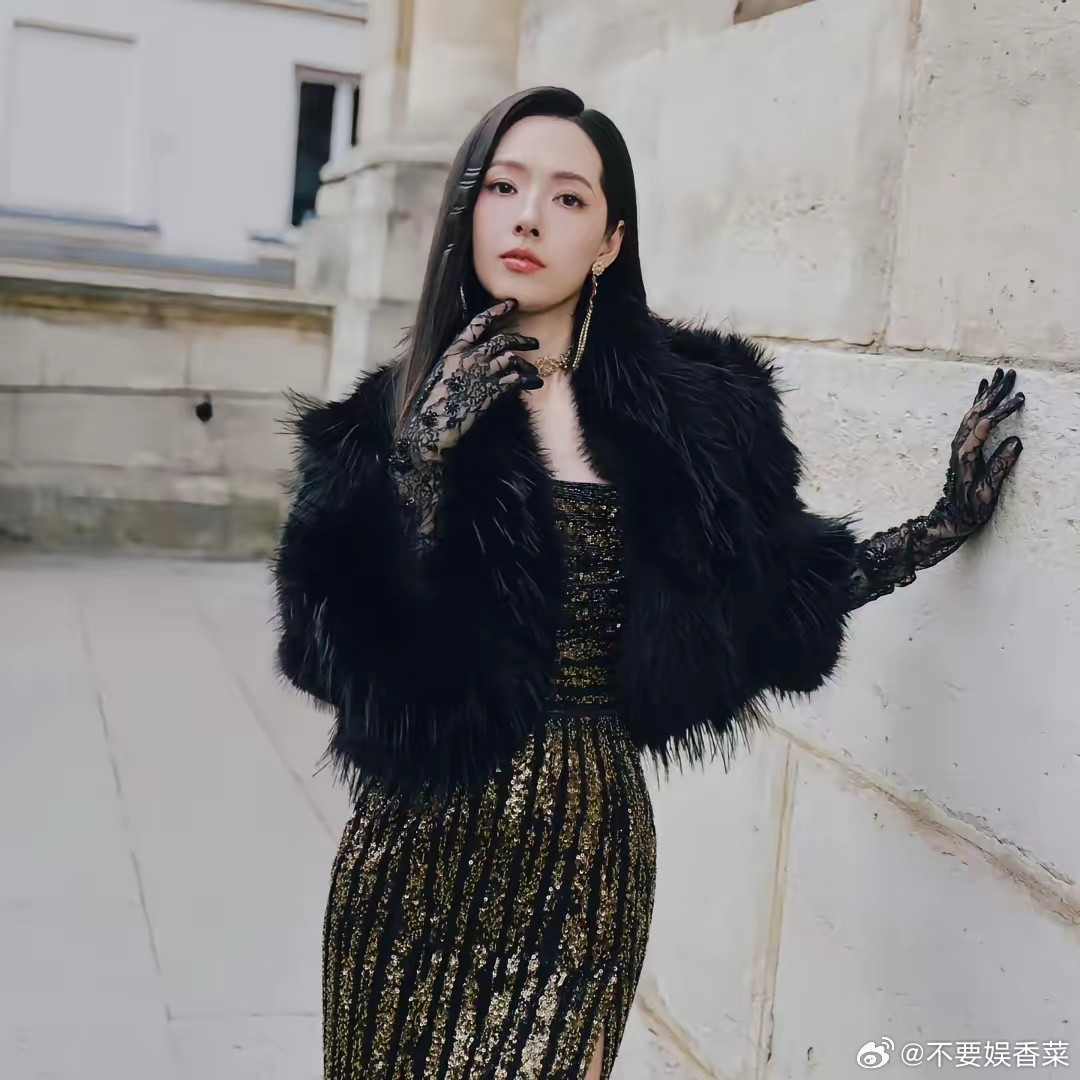 郭碧婷又连夜上热搜了。这次不是因为向太爆料，而是她和一众明星一起去参加了巴黎时装