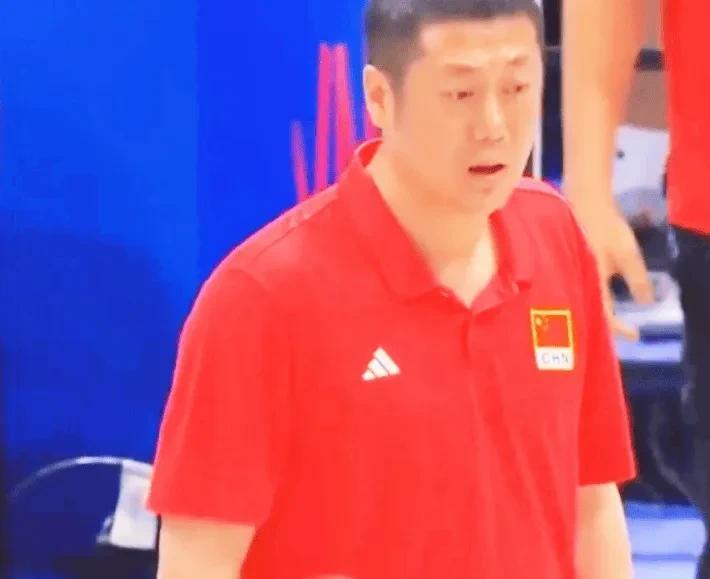 对中国女排，越是赞歌一片时，越要泼一盆冷水，因为她还太年轻！当昨晚中国女排战胜了