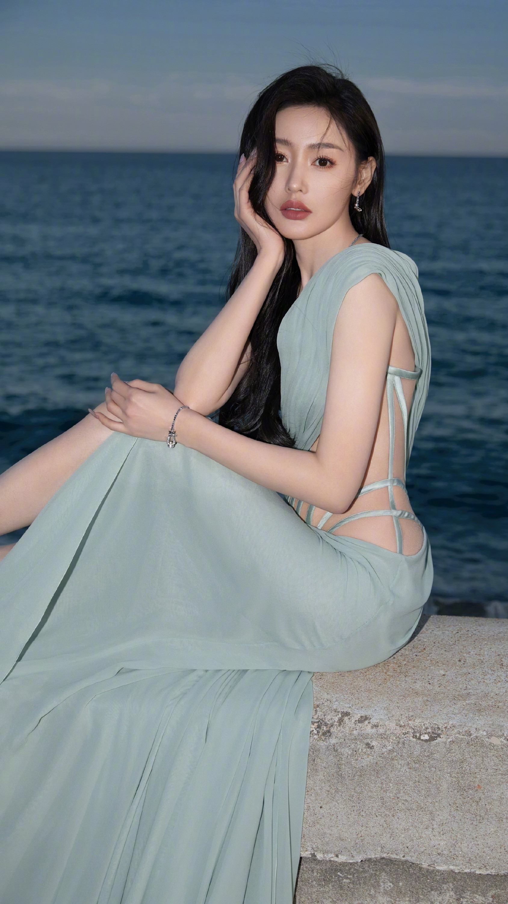 张天爱身材太好了，修身裙装真的好搭她。张天爱