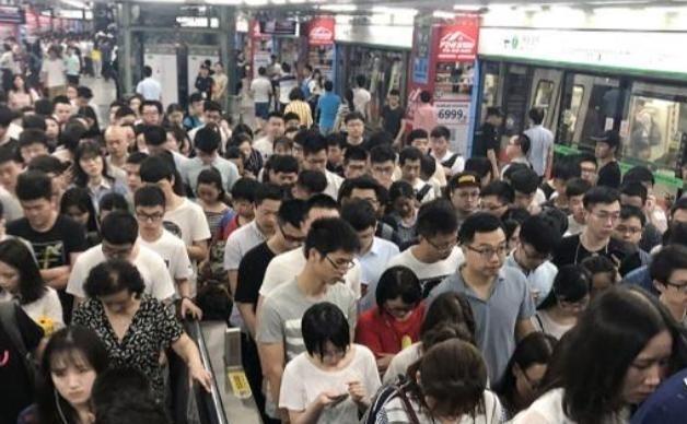 美国3.5亿人活得挺滋润；俄罗斯不到1.5亿也没见天天喊危机；加拿大连4000万
