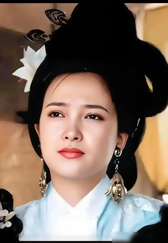 王卫国在采访中透露：何晴葬礼上，儿子许何因穿羽绒服被网友骂不孝。这位在《水浒传》