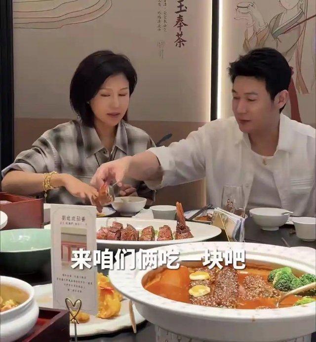 陆毅一家外出，全员戴金项链贵气十足，一桌饭菜仅2000多​​​​