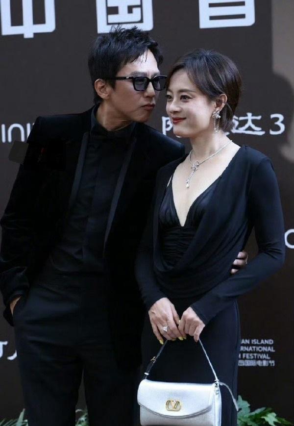 今天邓超和孙俪一起出席电影首映礼，两位都穿了黑色的衣服，不过站在一起格外的般配。