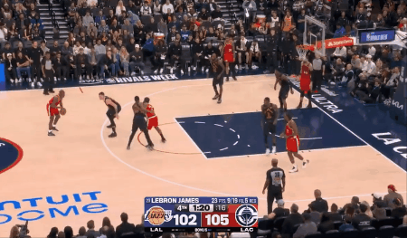 东契奇这是什么防守脚步？斯玛特和哈登双手缠斗，搂在一块儿了。这个掩护墙很厚，