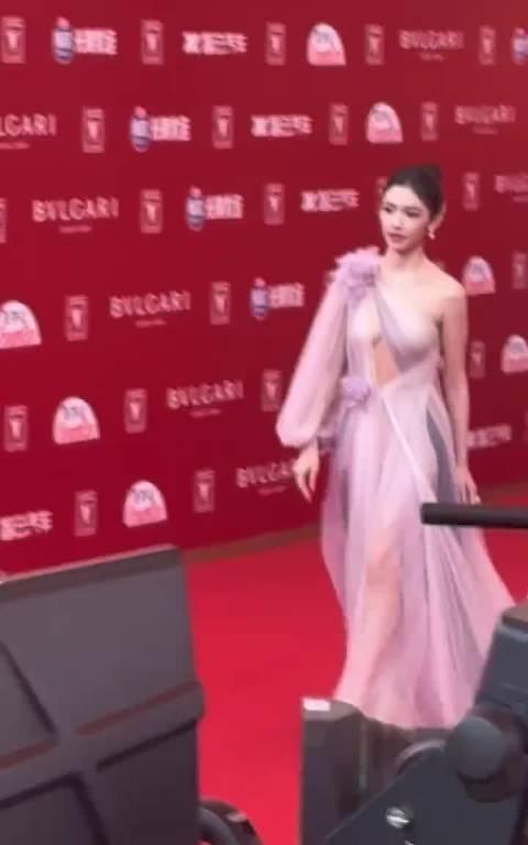 上海国际电影节红毯最佳着装奖就是林允了，很大胆很喜欢。