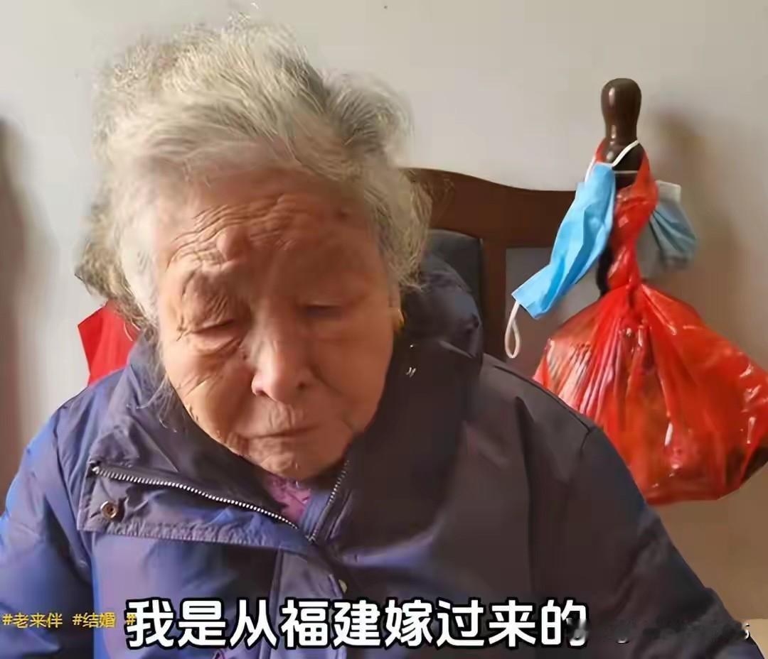 85岁老人被赶出门后续：伺候5口人27年，最终却落得个凄惨的下场掏心掏肺伺候2