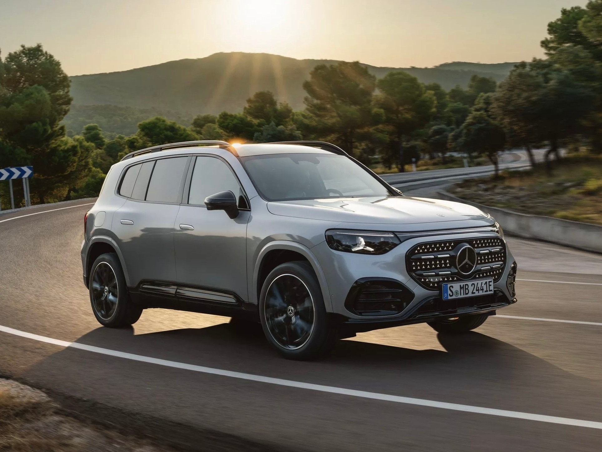 曾几何时，奔驰GLB也是国内非常有梗的一款车，1.3T+7座的设定，没少受大家调