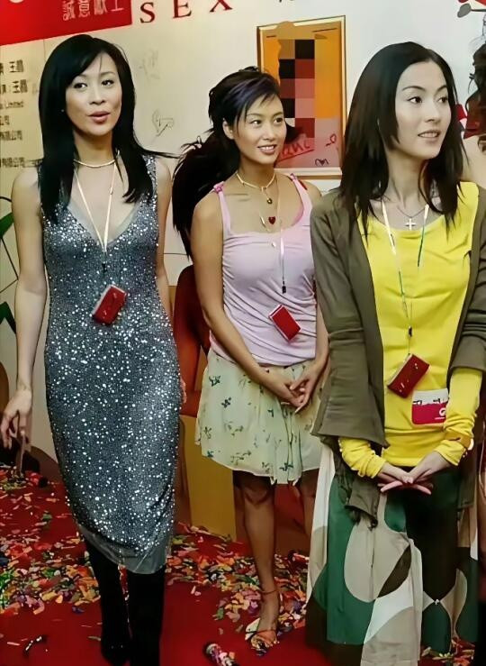 二十年前，挂个彩色手机在胸前可时髦了现在回看是什感觉！