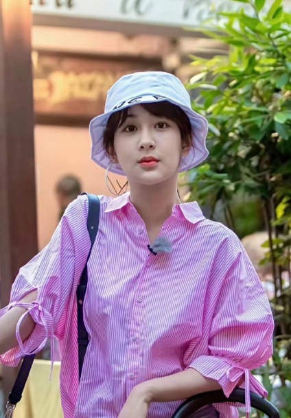 圆乎乎的杨紫，她的脸真的没有一点棱角啊！眼睛明亮，笑容洒窝甜美​​​