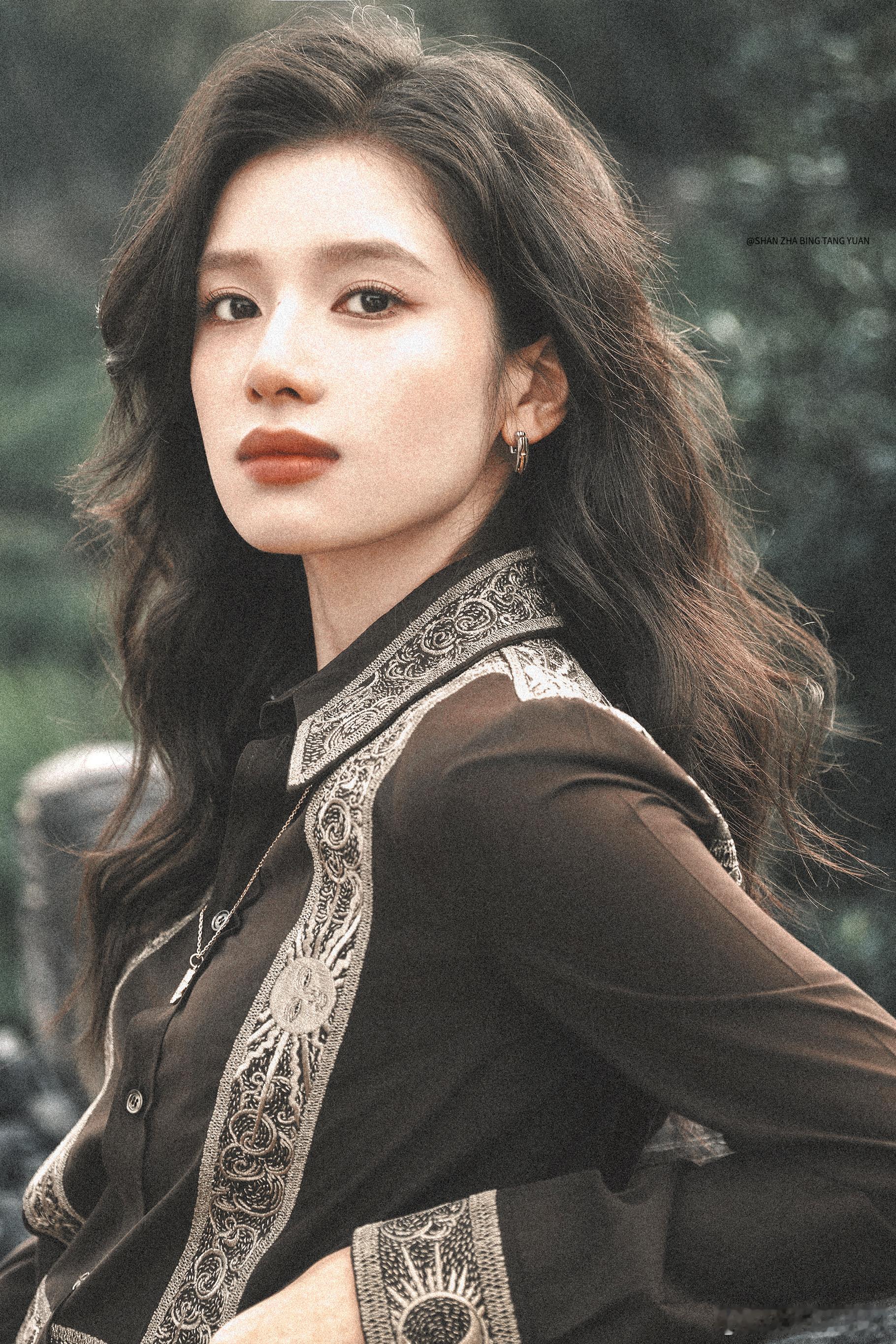 晚宴上的张婧仪小说第几章看着她在晚宴上从容不迫的样子，眼神里满是坚定，身上的