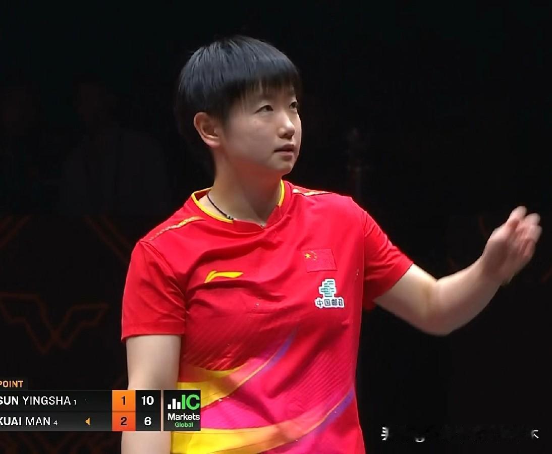 突发！孙颖莎因伤退出了香港总决赛女单半决赛！打完第三局孙颖莎似乎左脚受伤了，紧急