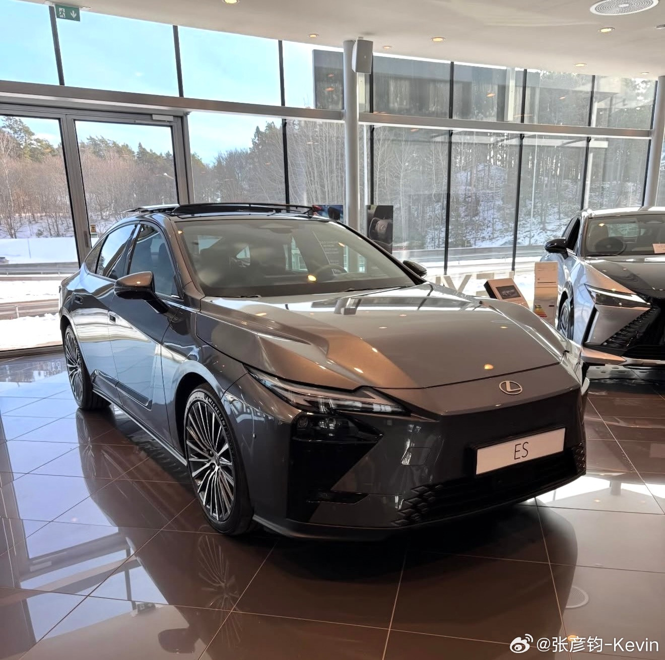 明天全新一代雷克萨斯ES预售，应该有预售价格了。我觉得混动ES300h卖个32-